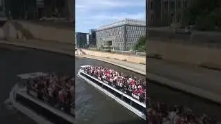 Eintracht Fans singen auf Booten in Berlin 🦅🏆