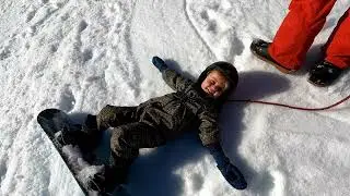 Mijn net 3 jaar kind leren snowboarden🤣