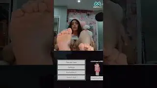 Violet Myers plays Minecraft with her toes!! 😮