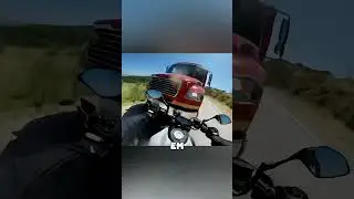 Motos Curvam Ao Contrário em Alta Velocidade