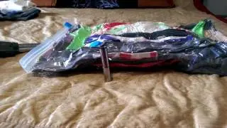 Empacando ropa en bolsas al vacio.