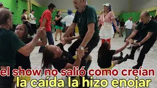 🛑😱 No la pudo sostener y sucedió el accidente,, 😱 su cara lo dijo todo ,, 