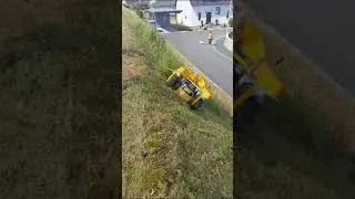 Innere Seite eines L&auml;rmschutzwalles zur Staatstra&szlig;e pflegen und m&auml;hen