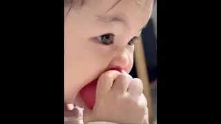I love sucking the juice out of tomatoes🤣 #Big eyes and long eyelashes