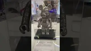 Игрушка Bearbrick Medicom за 400 тысяч рублей.