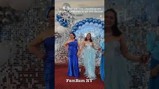 Стена, украшенная мерцающими огнями, и гирлянда из воздушных шаров.