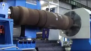 Fantastic view of heavy machining work - Heavy lathe machine