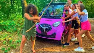 Mowgli lány megtámadott minket!