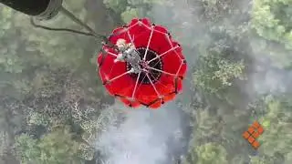 Dos helic&oacute;pteros con helibalde combaten incendio en El Cacique