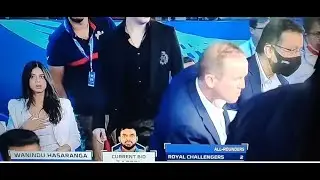 IPL 2022 Auctioneer Hugh Edmeades fall from stage