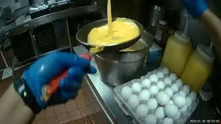 Making a chicken omelette #chickenomelette #omelette #breakfastfood