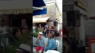 Marche nocturne devant la Bar La Civette Port Louis 56290