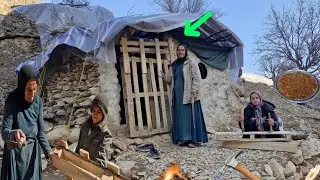 Trying to survive in the mountains | Building a hut and cooking food over a fire🗻🔨🔥