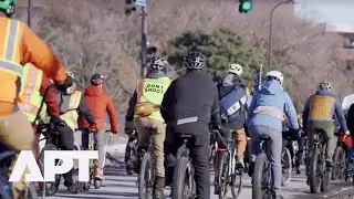 Тысячи велосипедистов проехали по Миннеаполису в память об Алексе Претти, погибшем в ходе операци...
