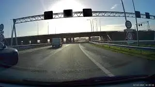 [618]Busje rijdt geruime tijd onnodig links, ik kan er niet langs
