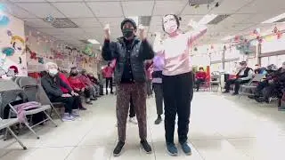 有活力的巷弄大姊大-手勢舞