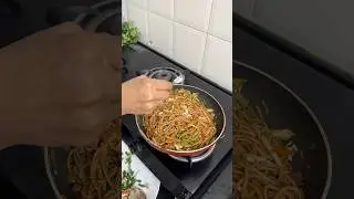 Chowmein Hakka Noodles at Home🤤 #MoiSoi #food #shorts #cookingwithmom #trending #recipe