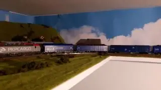 Przejazd pociągu towarowego z lok. EU 46-503 VECTRON.