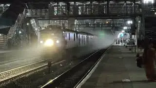 ARRIVES AND DISAPPEAR LIKE A STORM 🤯 DUST RISING PERFORMANCE BY 22692 BENGALURU RAJDHANI 🫨🌪️