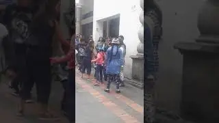 Ñiña puruana cantando en el Ecuador quito