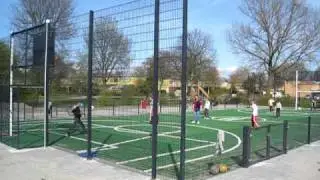 Kunstgras trapveld van KSP inclusief hekwerk en bestrating!!
