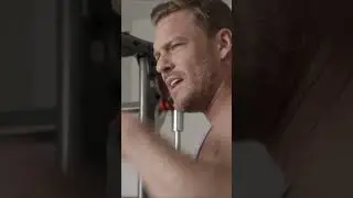 Alan Ritchson has a squats hack #alanritchson #menshealth #reacher