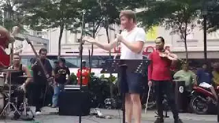 Power ! Mat Salleh busking Stand By Me depan SOGO