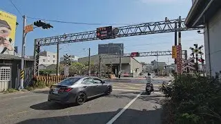 無視平交道柵欄落下 機車鑽空隙闖平交道-新永安新聞