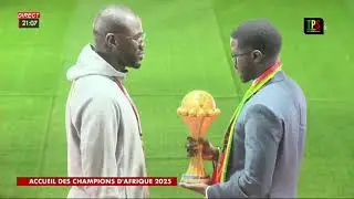 Kalidou Koulibali présente le trophée de champion d'Afrique à Monsieur le président de la RÉPUBLIQUE