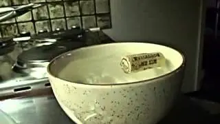 Bouchon en li&egrave;ge tombe au ralenti dans un verre d'eau (240 image seconde).