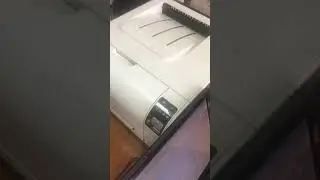 Печатает принтер HP CP1525