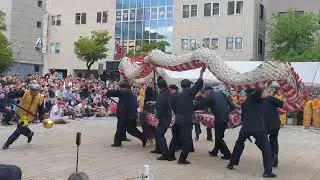 囃子の退場を籠町や筑後町に阻止される諏訪町の龍踊 長崎くんち2025