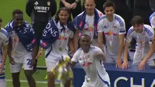 Trophy lift for the champions, Leeds United lufc