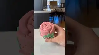 Melted buttercream hack for easy cupcake decorating! 🌹 Rose mold edition