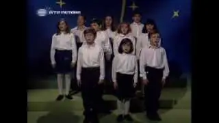 Um coro de meninos judeus acompanhado pelo maestro Vitorino d'Almeida