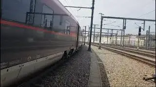 1116 in BIO Austria Lok mit Lichtgru&szlig; in Wien HBF