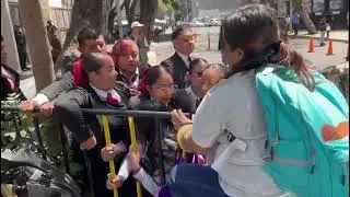 Personal de seguridad del Senado encapsula a madre buscadora de Guerrero.