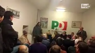 Bologna, il collettivo Hobo irrompe nel circolo del Pd: 