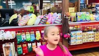 Cute Girls Exploring Wall Drug: A South Dakota Adventure for First Timers! #walldrug #southdakota