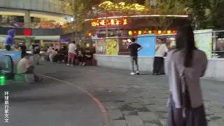 南昌也可以是不夜城来，堪比长沙解放西酒吧一条街，南昌福州路也是听不错的