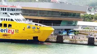 SUASANA DI KAPAL LAUT