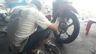 fix motobike kỹ thuật thay m&aacute; phanh dầu cho xe sirius Wildfly12