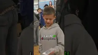 Teaching a Young Collector How To Find Prices At a Card Show ✍️ #shorts