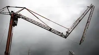 Het uitklappen van de kraan om de metselstenen rondom de woningen te plaatsen 24-11-2017