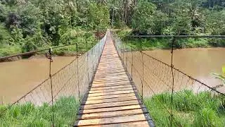 Jembatan gantung melintasi sungai Ciwulan Tasikmalaya.
