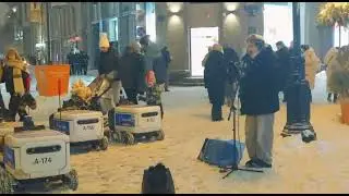 Robots Stop to Listen to a Street Musician in Moscow 🤖🎶January 2026