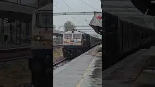 SABARMATHI WDP4D 40345 Lead varanasi veraval sf exp Arriving Junagadh junction under heavy downpour