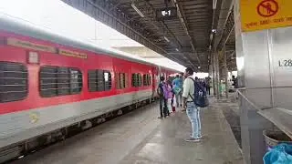 Anand Vihar Terminal से Sitamarhi के बीच चलने वाले Lichchavi Express 14006 Arriving on Anvt Pf 2 