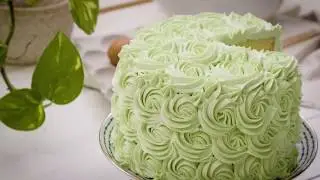Overtr&aelig;k din kage med roser af sm&oslash;rcreme
