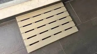 Деревянно-пластиковый коврик для ванной